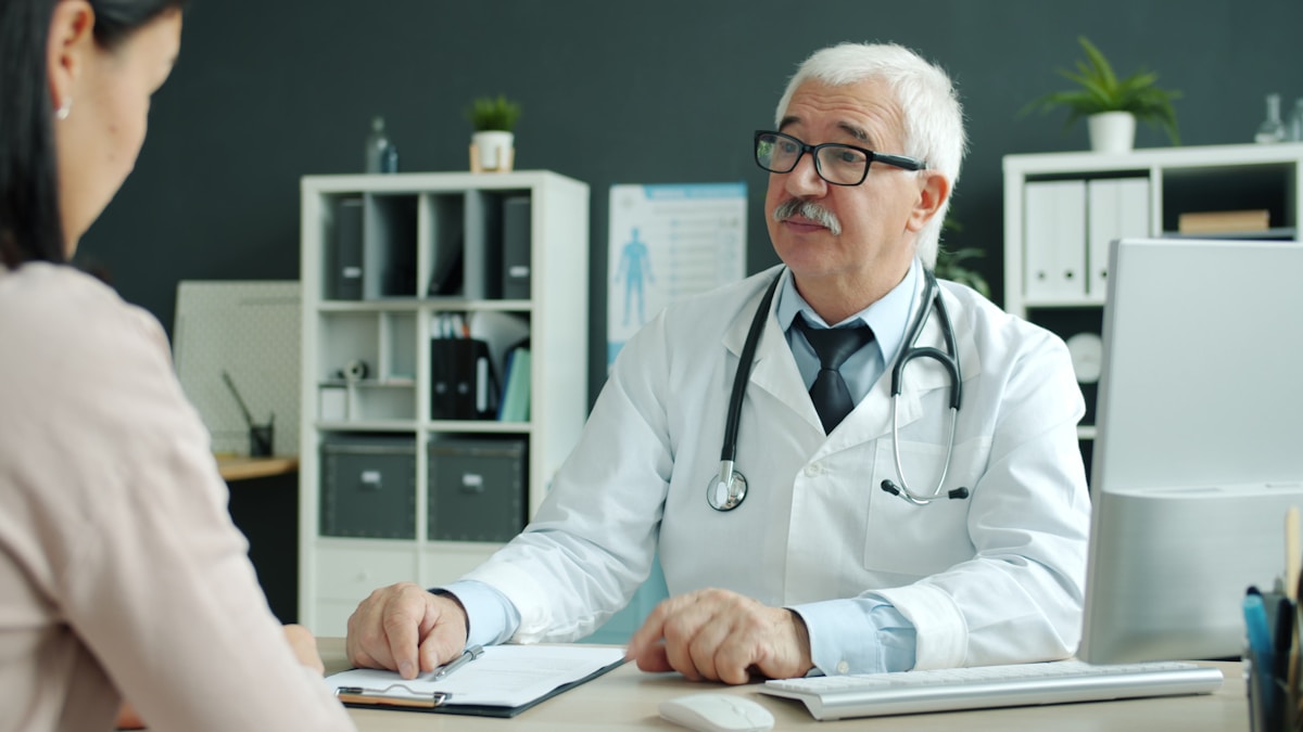 Médico em conversa de diagnóstico com paciente