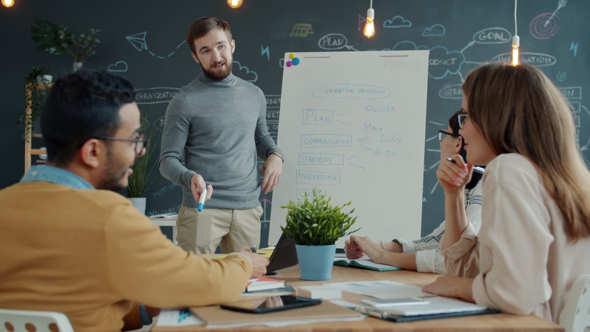 Equipe reunida planejando uma estratégia de marketing